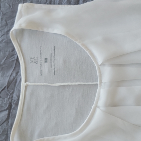 White blouse - Picture 2 of 5